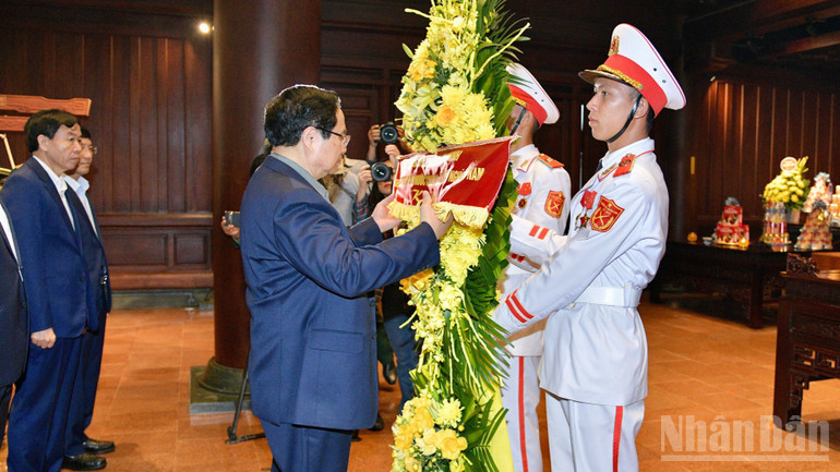 Thủ tướng Phạm Minh Chính chỉnh hoa trước khi thực hiện nghi lễ dâng hương, dâng hoa tưởng nhớ các Anh hùng liệt sĩ chiến trường Điện Biên Phủ. (Ảnh: THANH GIANG) ndo_br_b1-4523.jpg