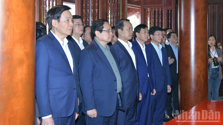 Thủ tướng Phạm Minh Chính và Đoàn công tác thành kính tưởng nhớ Chủ tịch Hồ Chí Minh. (Ảnh: THANH GIANG) ndo_br_a3-8630.jpg