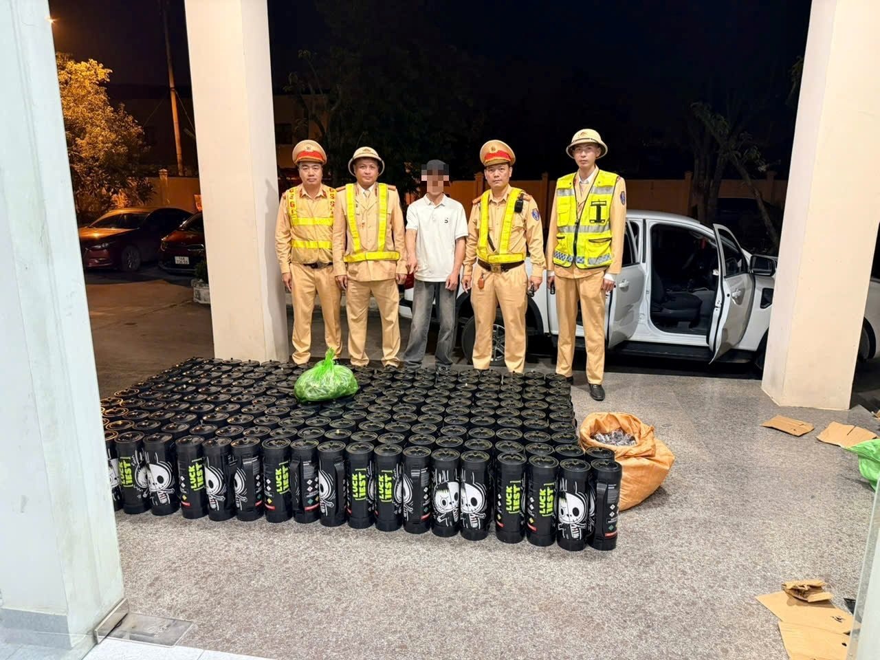 Phát hiện xe ô tô chở gần 200 bình khí cười trong đêm