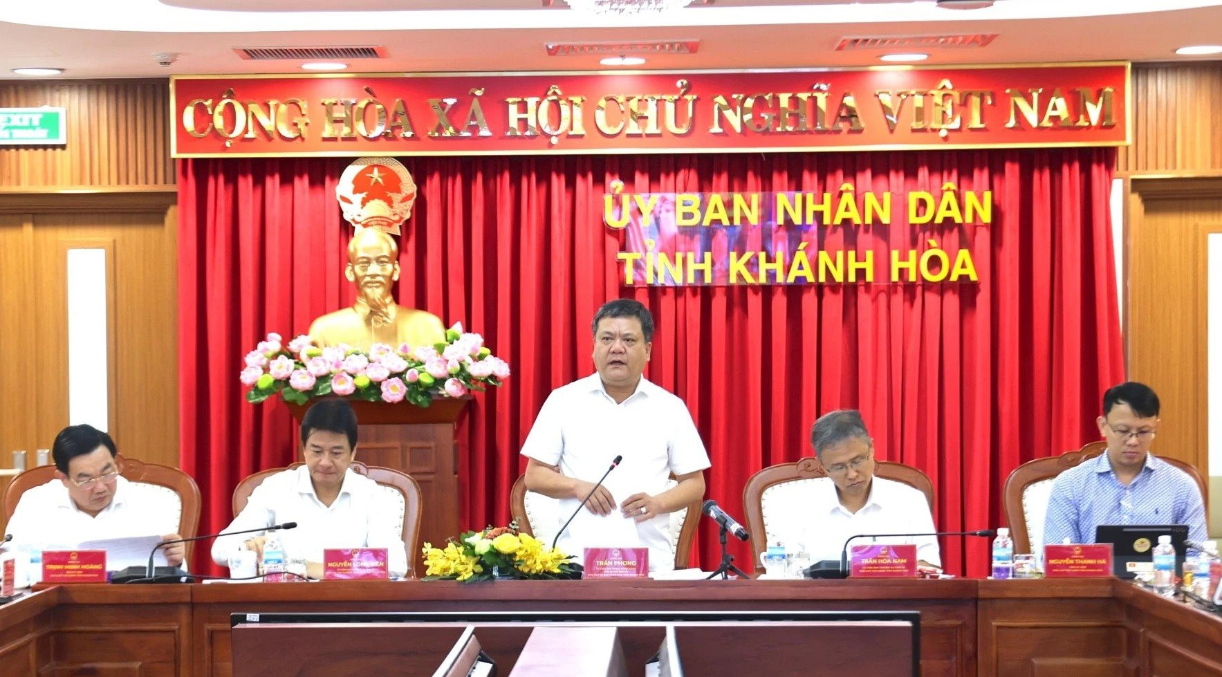 2-chu-tich-ubnd-tinh-khanh-hoa-tran-phong-phat-bieu-tai-cuoc-hop(1).jpg