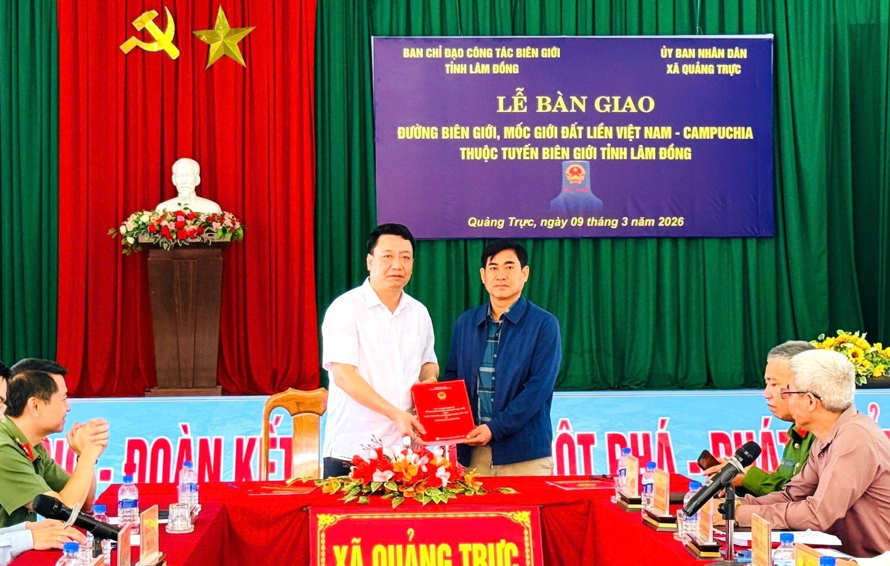 2-ong-hoang-van-bang-giam-doc-so-ngoai-vu-pho-truong-ban-thuong-truc-ban-chi-dao-cong-tac-bien-gioi-tinh-lam-dong-trao-ban-ky-ket-cho-lanh-dao-ubnd-xa-quang-truc(1).jpg