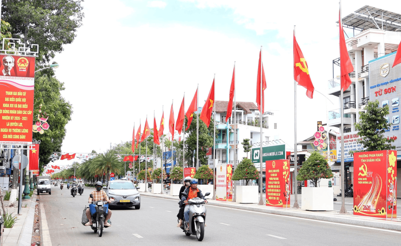 bia-h1.-duong-16-thang-4-phuong-phan-rang-ruc-ro-co-hoa-pa-no-tuyen-truyen-ve-cuoc-bau-cu(1).png