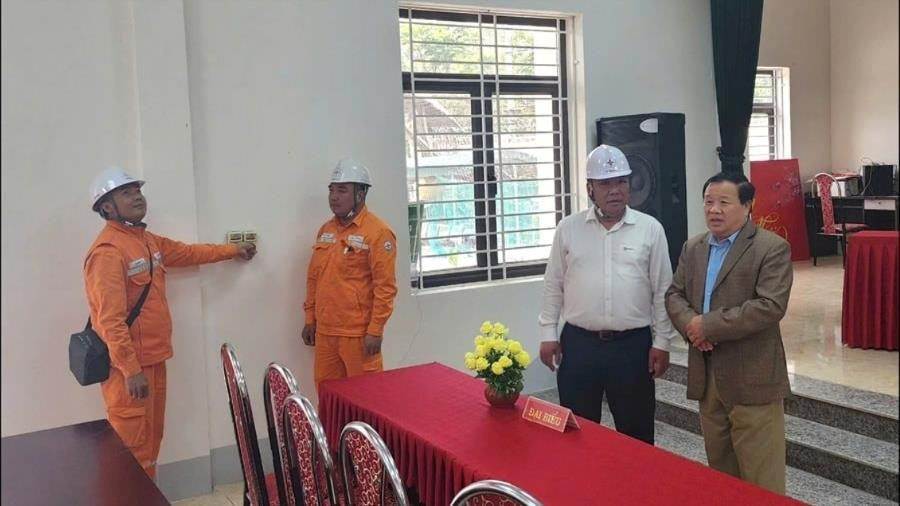 lanh-dao-cong-ty-dien-luc-son-la-kiem-tra-tinh-hinh-dam-bao-cap-dien-khu-vuc-bau-cu-tai-nha-van-hoa-to-3-chieng-le-phuong-to-hieu-tinh-son-la(1).jpg