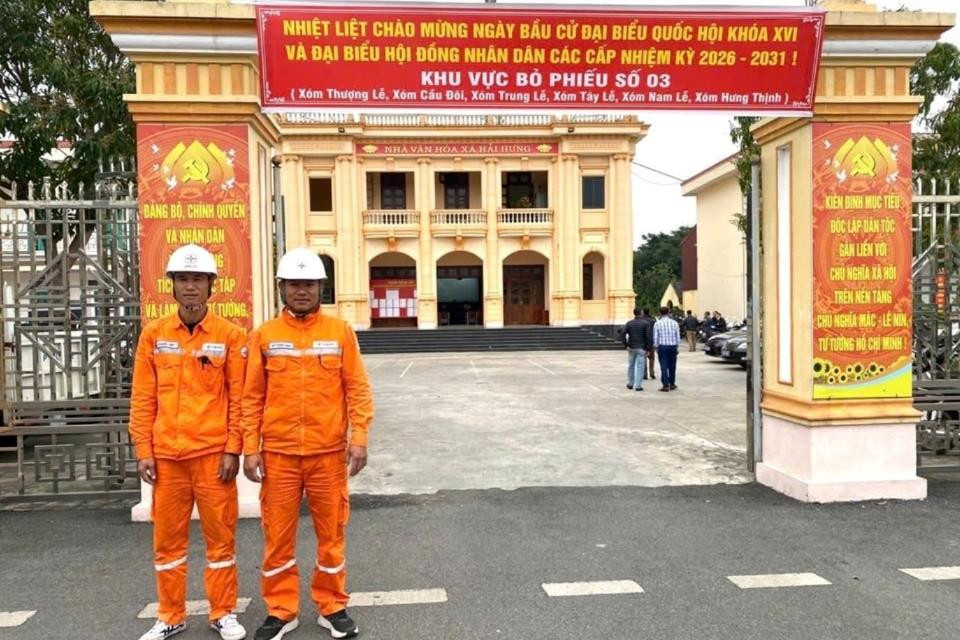 nhan-vien-dqldlkv-hai-hau-cong-ty-dien-luc-ninh-binh-thuc-hien-ung-truc-tai-dia-diem-dien-ra-bau-cu(1).jpg