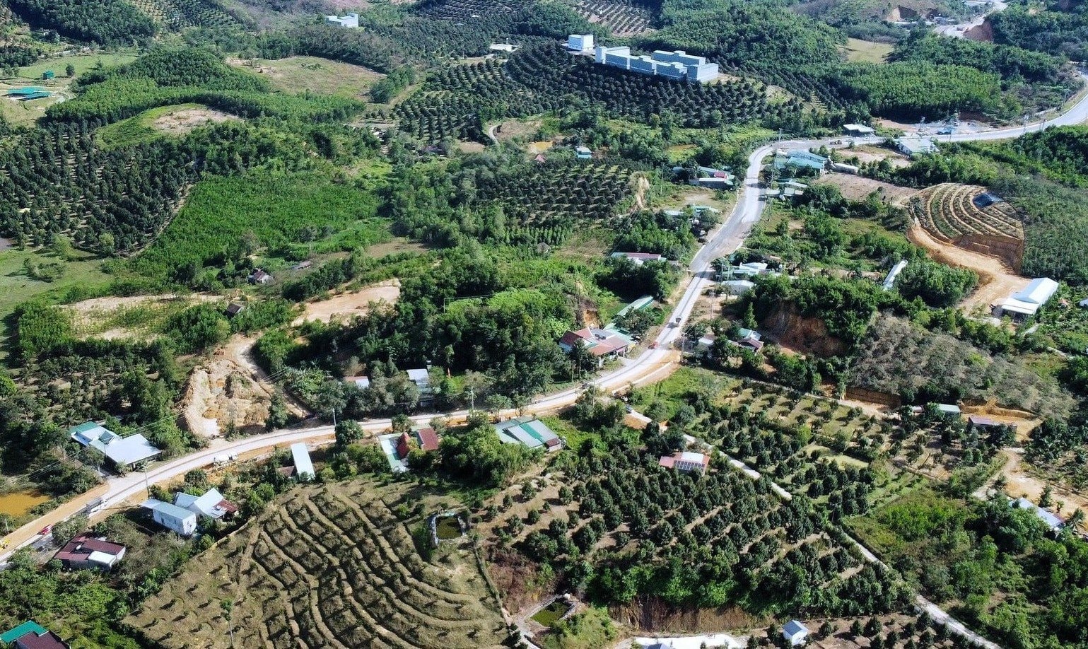 2-xa-da-huoai-duoc-menh-danh-la-thu-phu-sau-rieng-cua-tinh-tinh-lo-721-la-truc-duong-chinh-nhung-cung-dang-xuong-cap-tung-ngay.jpg