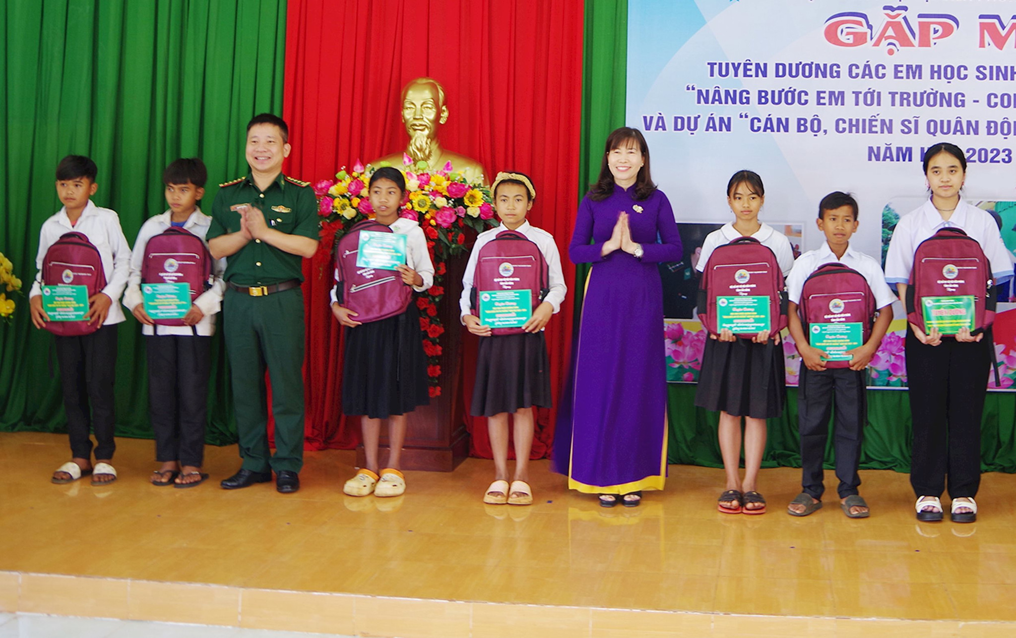 anh-1-lanh-dao-ubmttq-tinh-va-bdbp-tinh-tang-qua-tuyen-duong-cac-em-hoc-sinh-campuchia-thuoc-chuong-trinh-_nang-buoc-em-toi-truong-con-nuoi-don-bien-phong_-1-.jpg