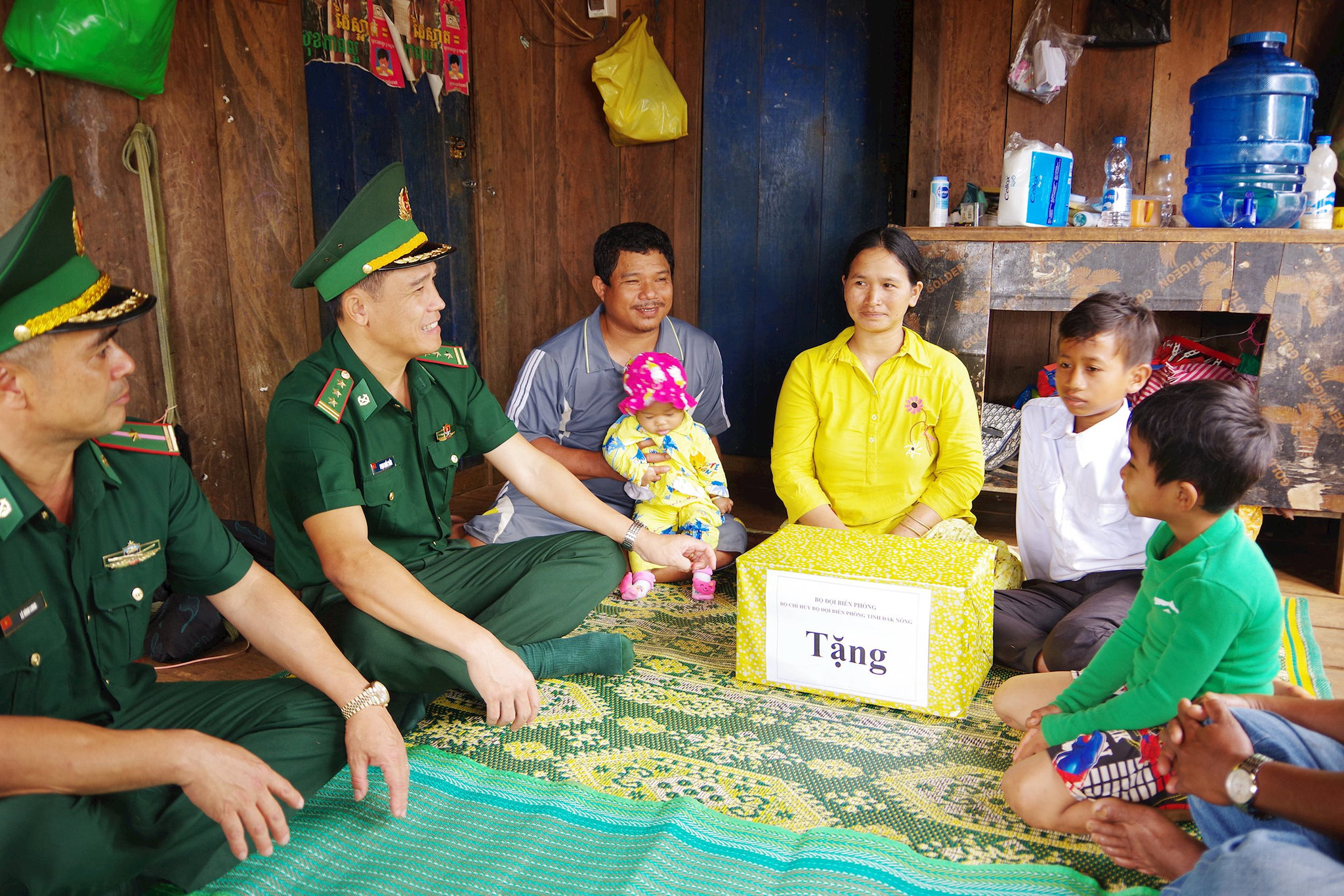 anh-2-gia-dinh-em-kho-vin-pso-phoan-vui-mung-don-cac-can-bo-chien-si-bdbp-lam-dong-sang-tham-tang-qua..jpg