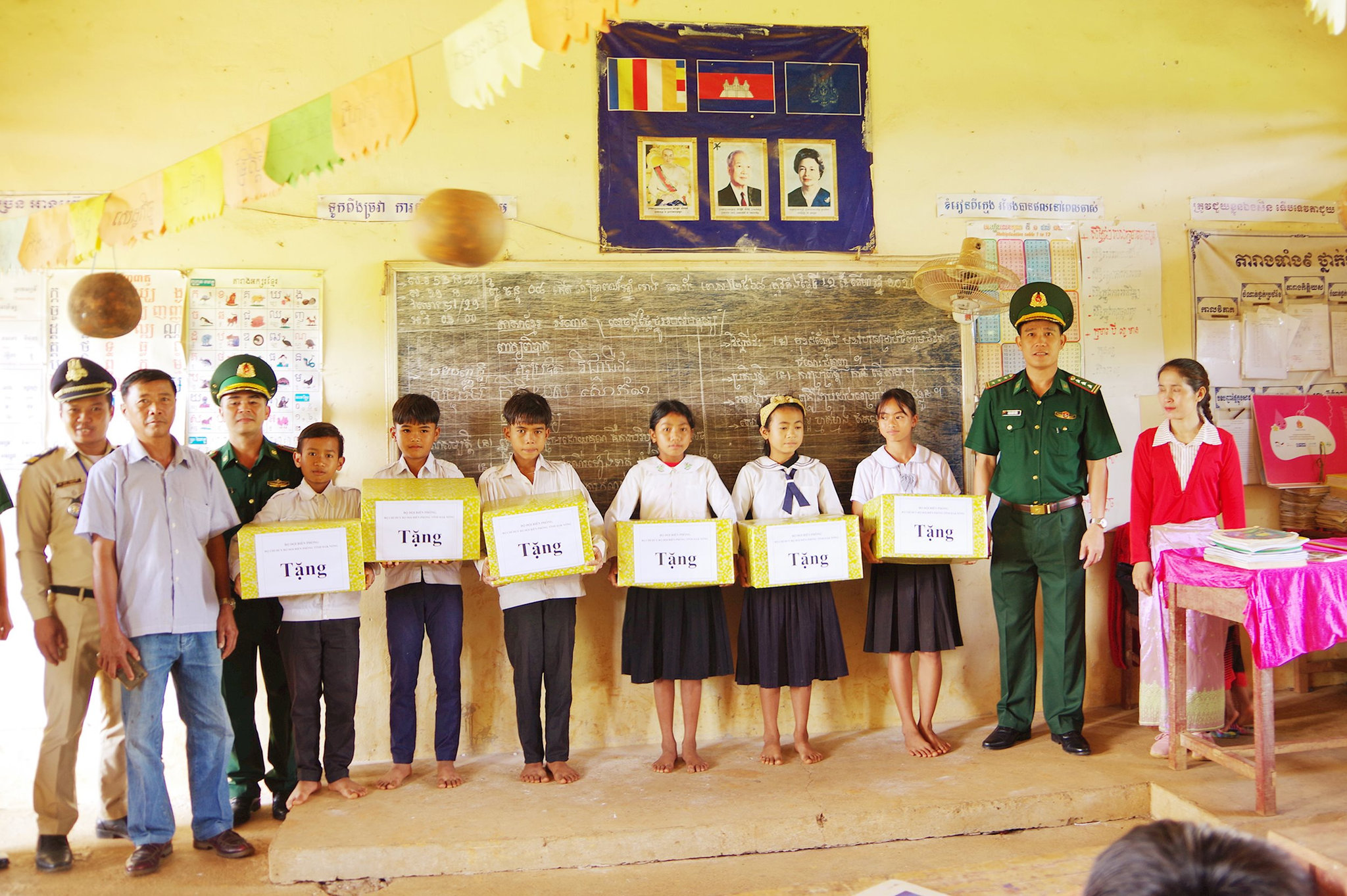 anh-5-don-bien-phong-cua-khau-bu-p-rang-tang-qua-cac-em-hoc-sinh-campuchia-nhan-dip-nam-hoc-moi.jpg