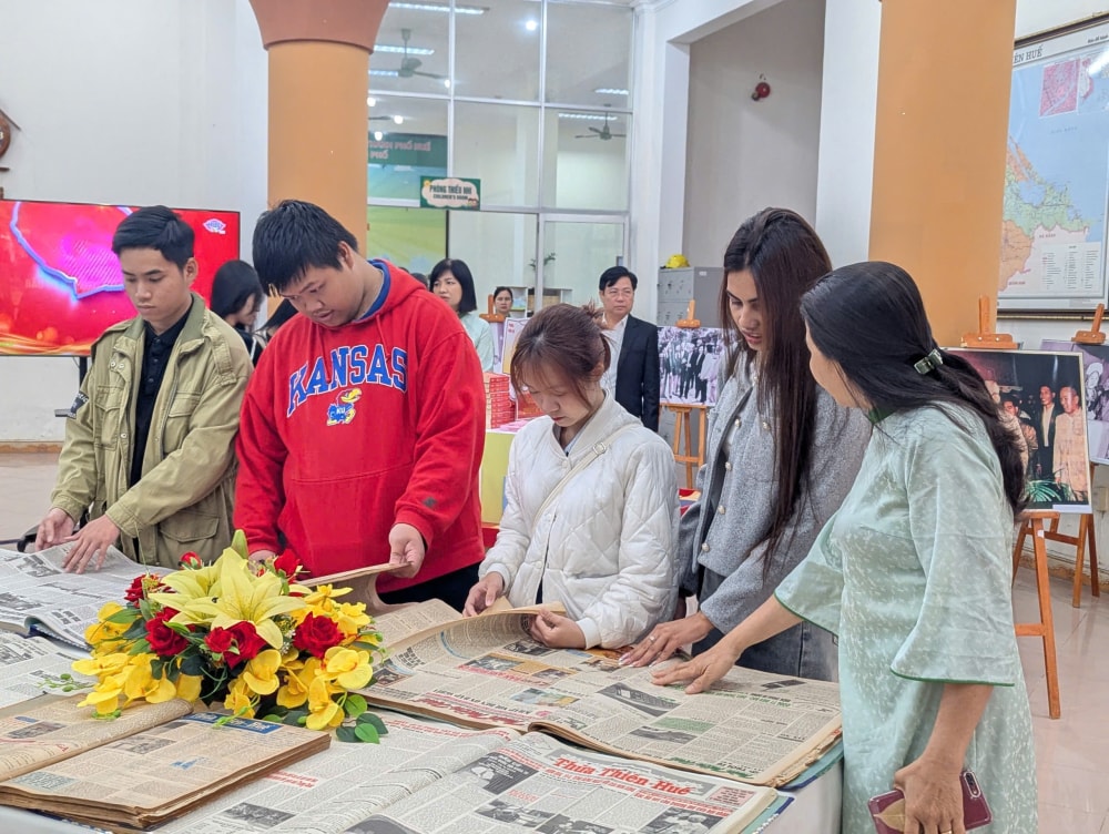vien-chuc-thu-vien-gioi-thieu-tai-lieu-den-ban-doc_11_3_2026_09_51_32_251_sa.jpg