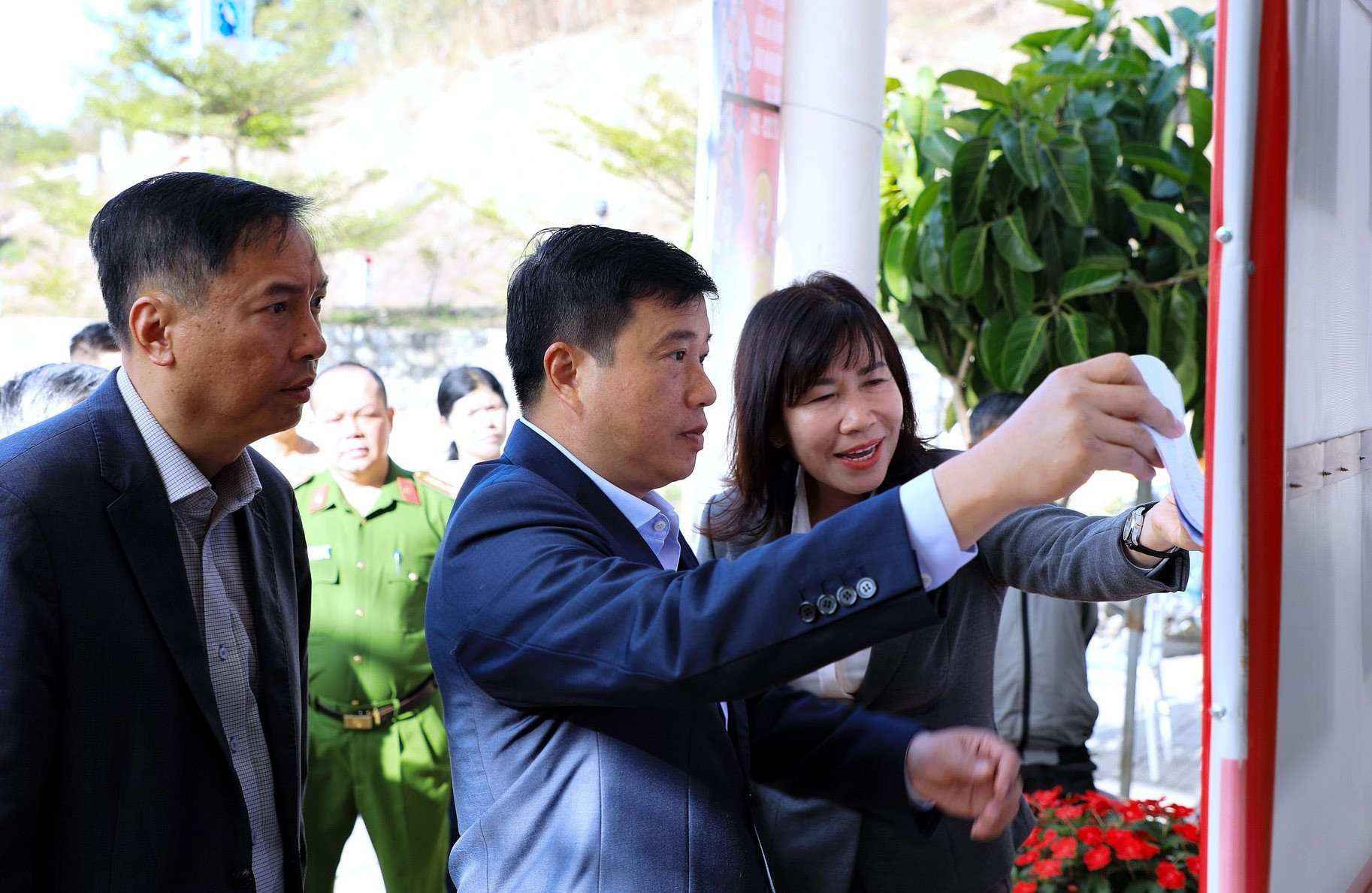1-bi-thu-tinh-uy-truong-ban-chi-dao-bau-cu-tinh-lam-dong-y-thanh-ha-nie-kdam-dung-giua-kiem-tra-danh-sach-cu-tri-niem-yet-tai-thon-tan-lap-xa-ka-do.jpg