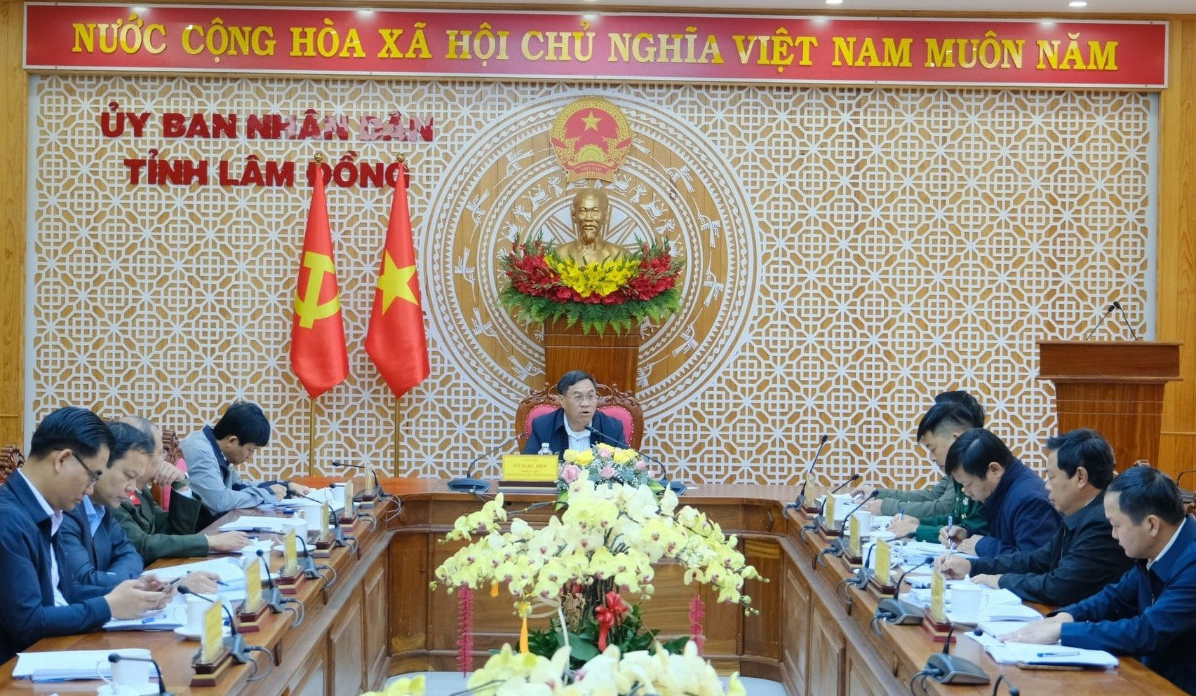 1-quang-canh-buoi-lam-viec.jpg