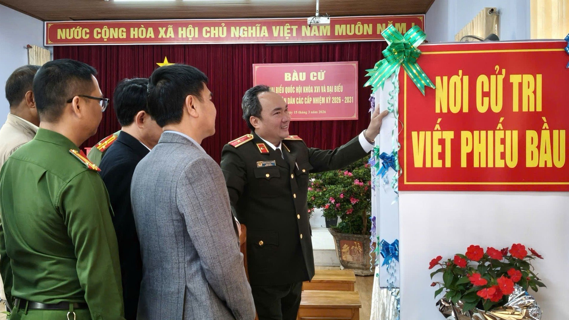 1-thieu-tuong-truong-minh-duong-kiem-tra-thuc-te-tai-1-diem-bo-phieu-o-xa-lac-duong(1).jpg