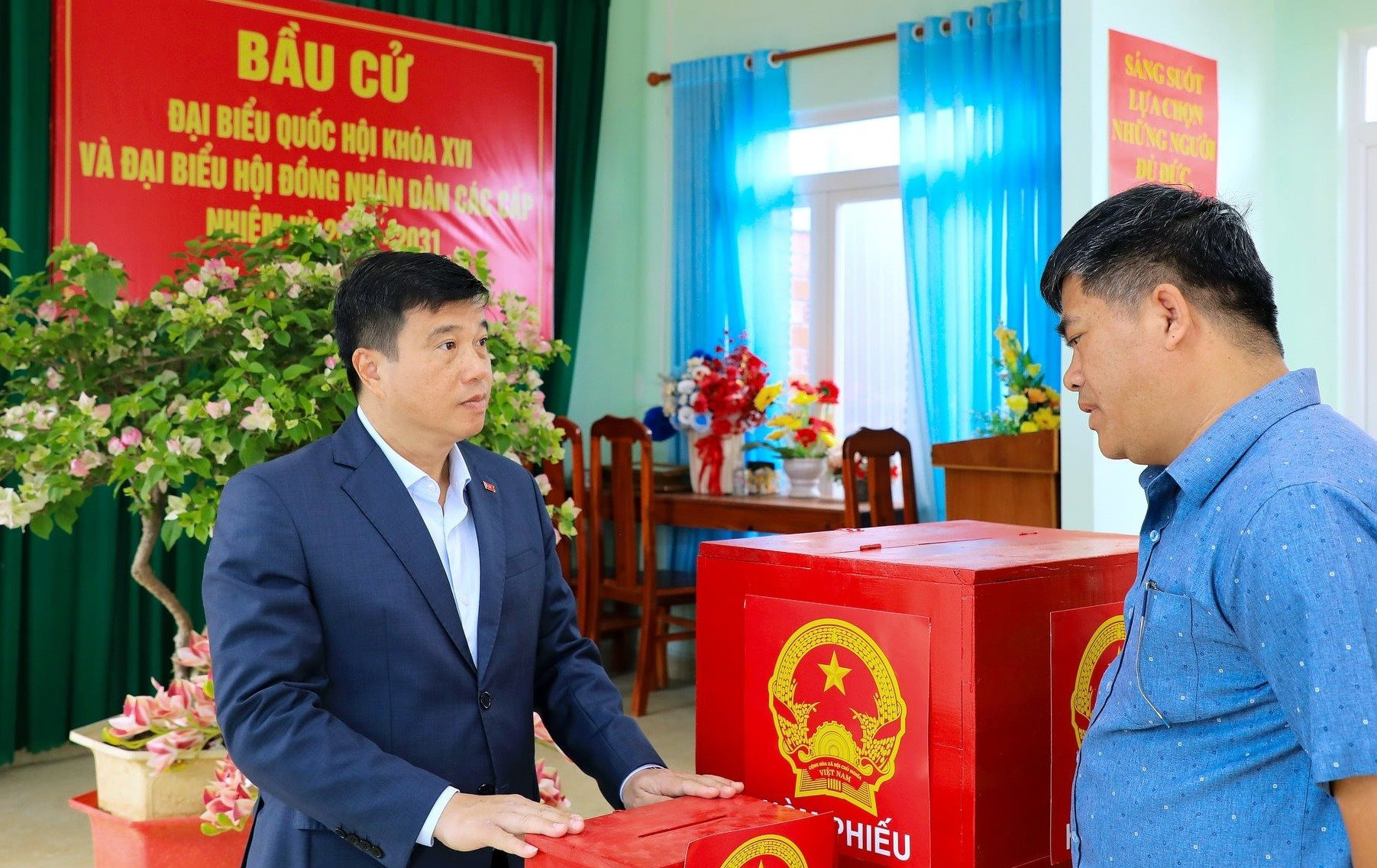 2-ong-y-thanh-ha-nie-kdam-ben-phai-kiem-tra-khu-vuc-bo-phieu-tai-thon-quang-hiep-xa-quang-lap.jpg