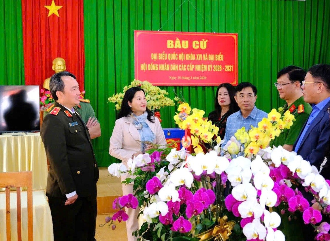 2-thieu-tuong-truong-minh-duong-ngoai-cung-ben-trai-nghe-cap-uy-chinh-quyen-phuong-lang-biang-da-lat-bao-cao-ve-cong-tac-chuan-bi-bau-cu(1).jpg