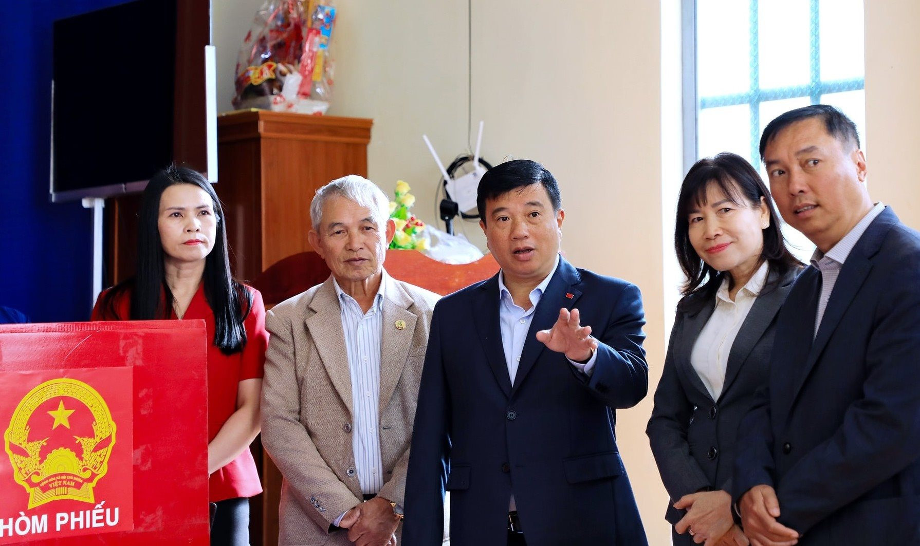 4-ong-y-thanh-ha-nie-kdam-dung-giua-trao-doi-ve-cong-tac-chuan-bi-tai-diem-bo-phieu-thon-nghia-hiep-2-xa-ka-do.jpg