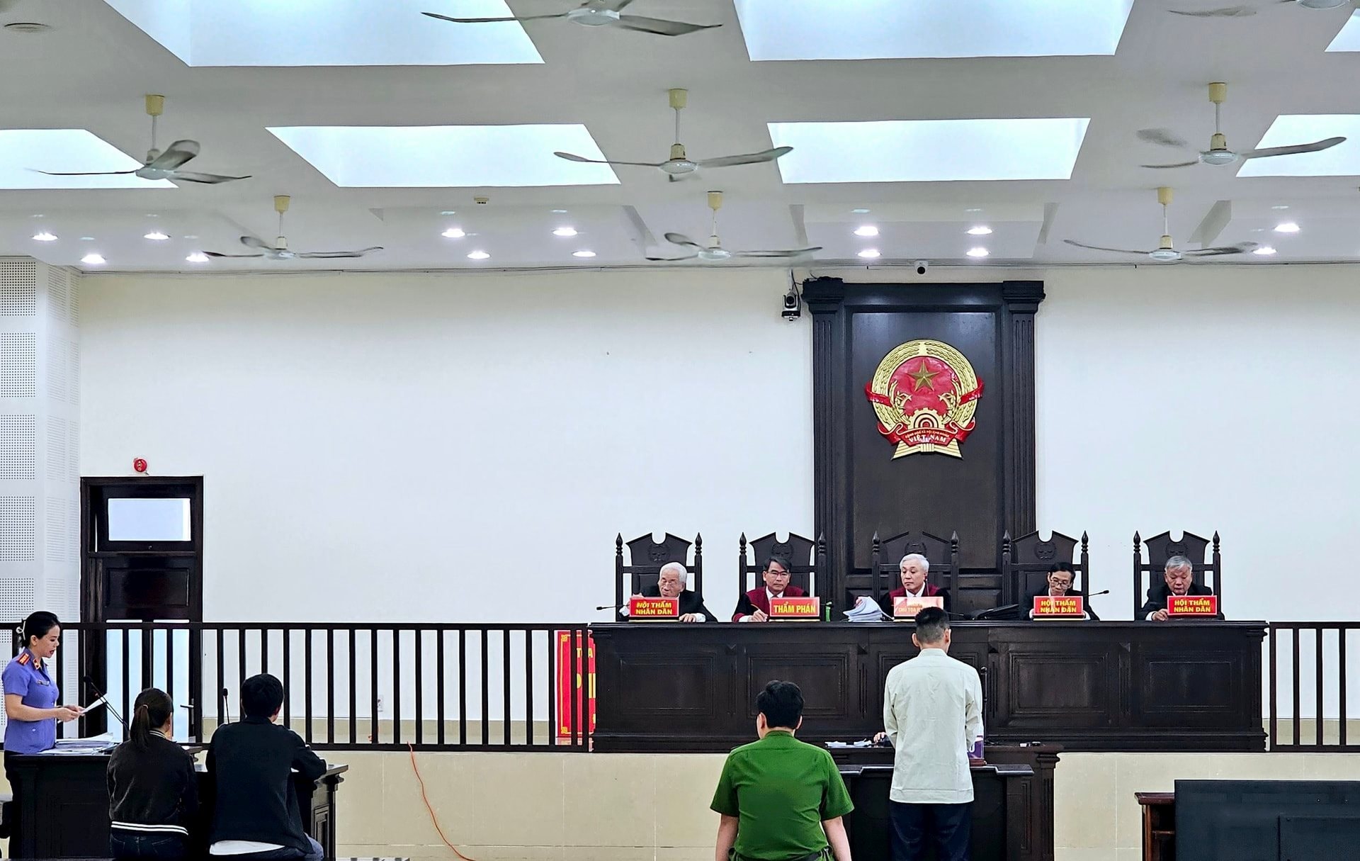 Radio Pháp đình: Niềm tin đánh mất sau bản hợp đồng vay vốn