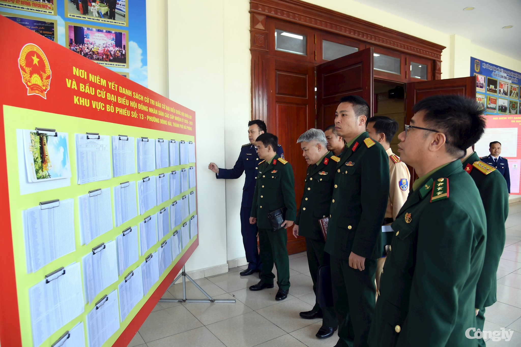 W_cac-thanh-vien-to-bau-cu-so-13-phuong-dong-hai-hai-phong-kiem-tra-khu-vuc-bo-phieu-tai-btl-vung-canh-sat-bien-1-1-.jpg