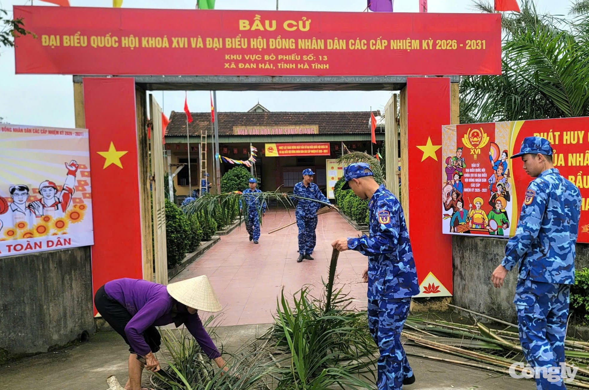 W_can-bo-chien-si-hai-doi-102-cung-nhan-dan-don-dep-chinh-trang-khu-vuc-bau-cu-tai-xa-dan-hai-ha-tinh.jpg