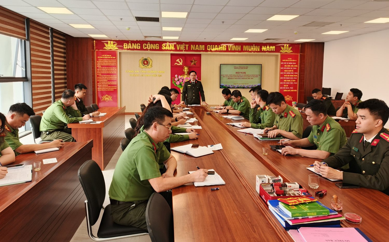 hoi-nghi-.jpeg
