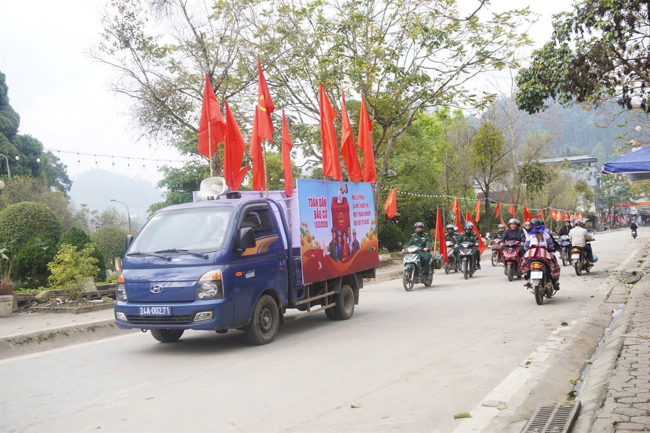 lao-cai-soi-noi-cong-tac-truoc-them-ngay-bau-cu-2.jpg