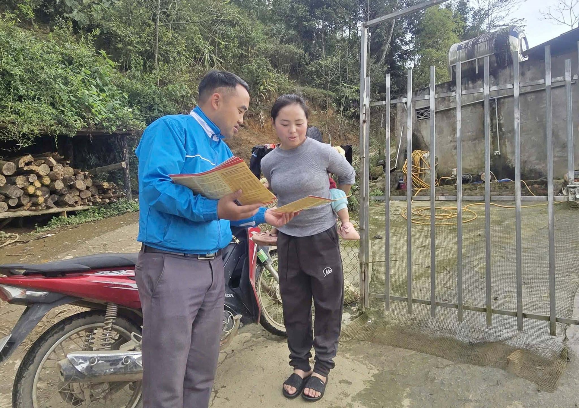 lao-cai-soi-noi-cong-tac-truoc-them-ngay-bau-cu-3.jpg