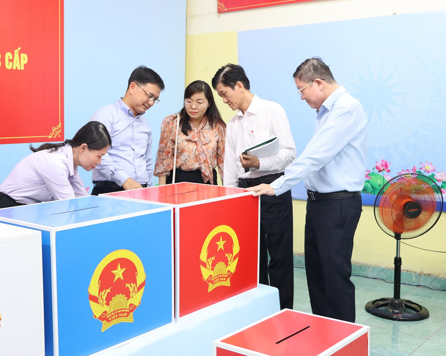 13.3.2026_pho-chu-tich-ubnd-tp-nguyen-manh-cuong-kiem-tra-cong-tac-bau-cu-2.jpg