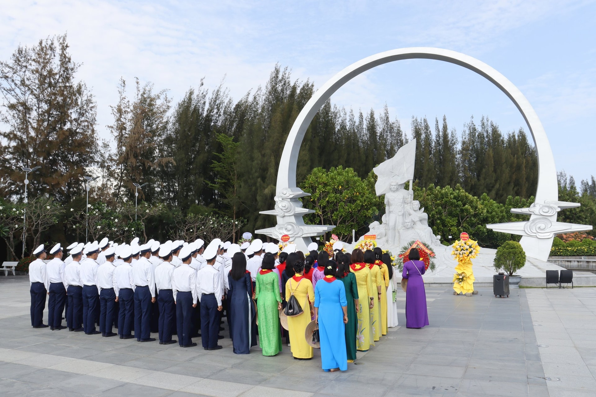 hinh-anh-1-can-bo-hoc-vien-hoi-vien-phu-nu-hoc-vien-dang-hoa-dang-huong-tai-khu-tuong-niem-chien-si-gac-ma-1773400351085406563981.jpg