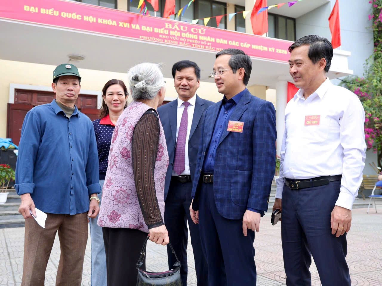 chu-tich-tro-chuyen-voi-cu-tri.jpg