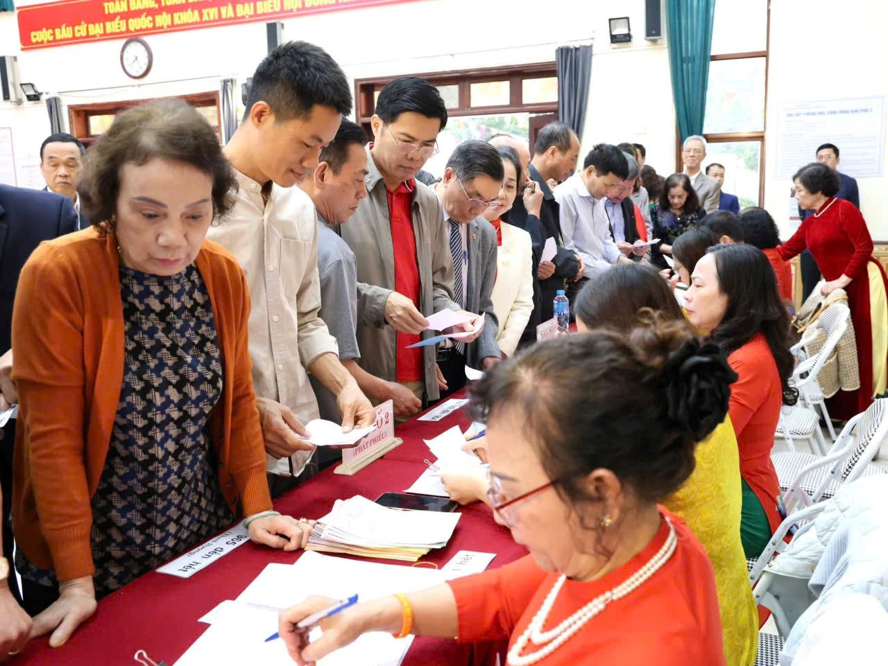 dong-dao-nguoi-dan-tham-gia-bau-cu.jpg