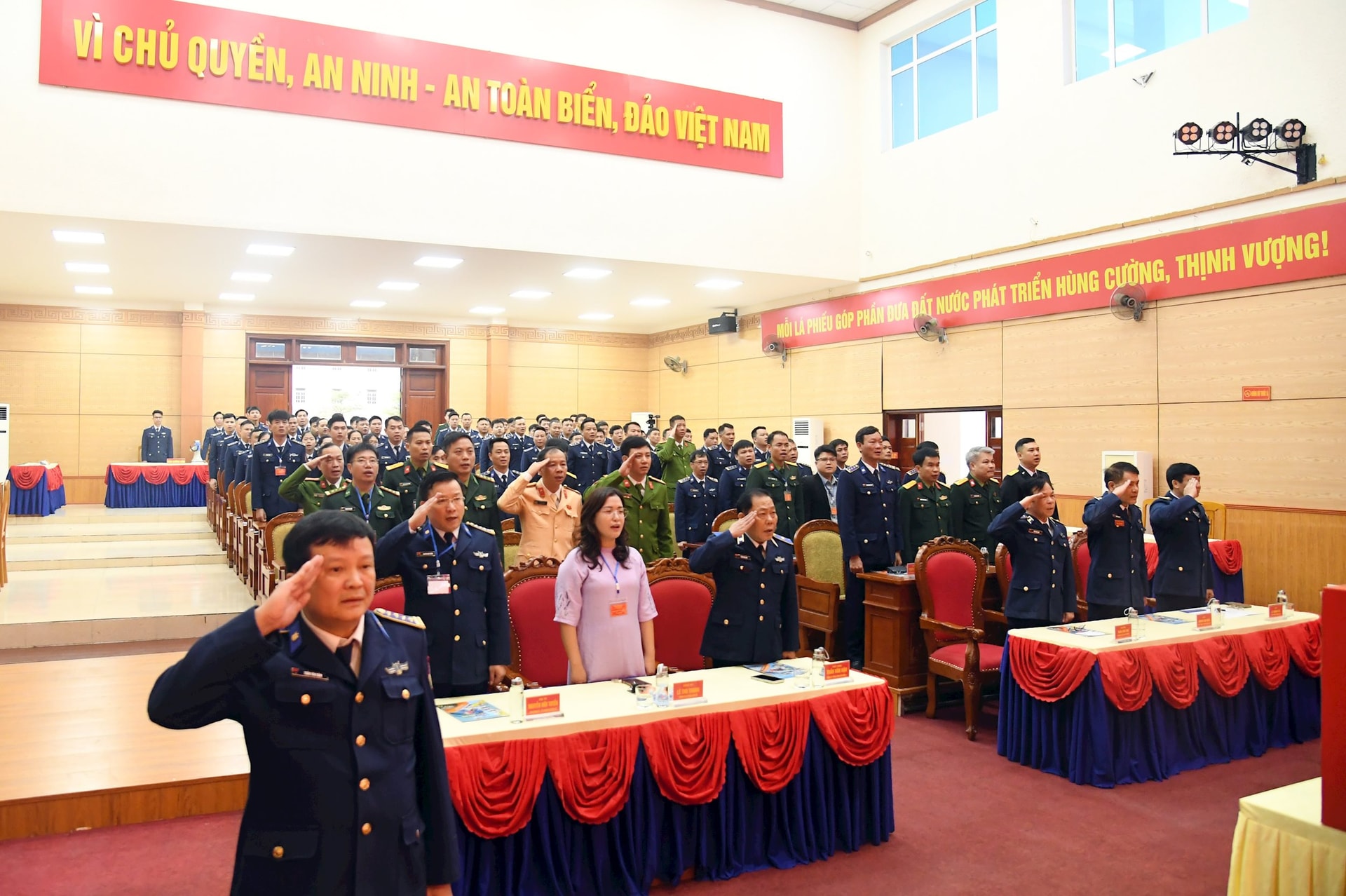 nghi-thuc-chao-co-trong-le-khai-mac-bau-cu.jpg