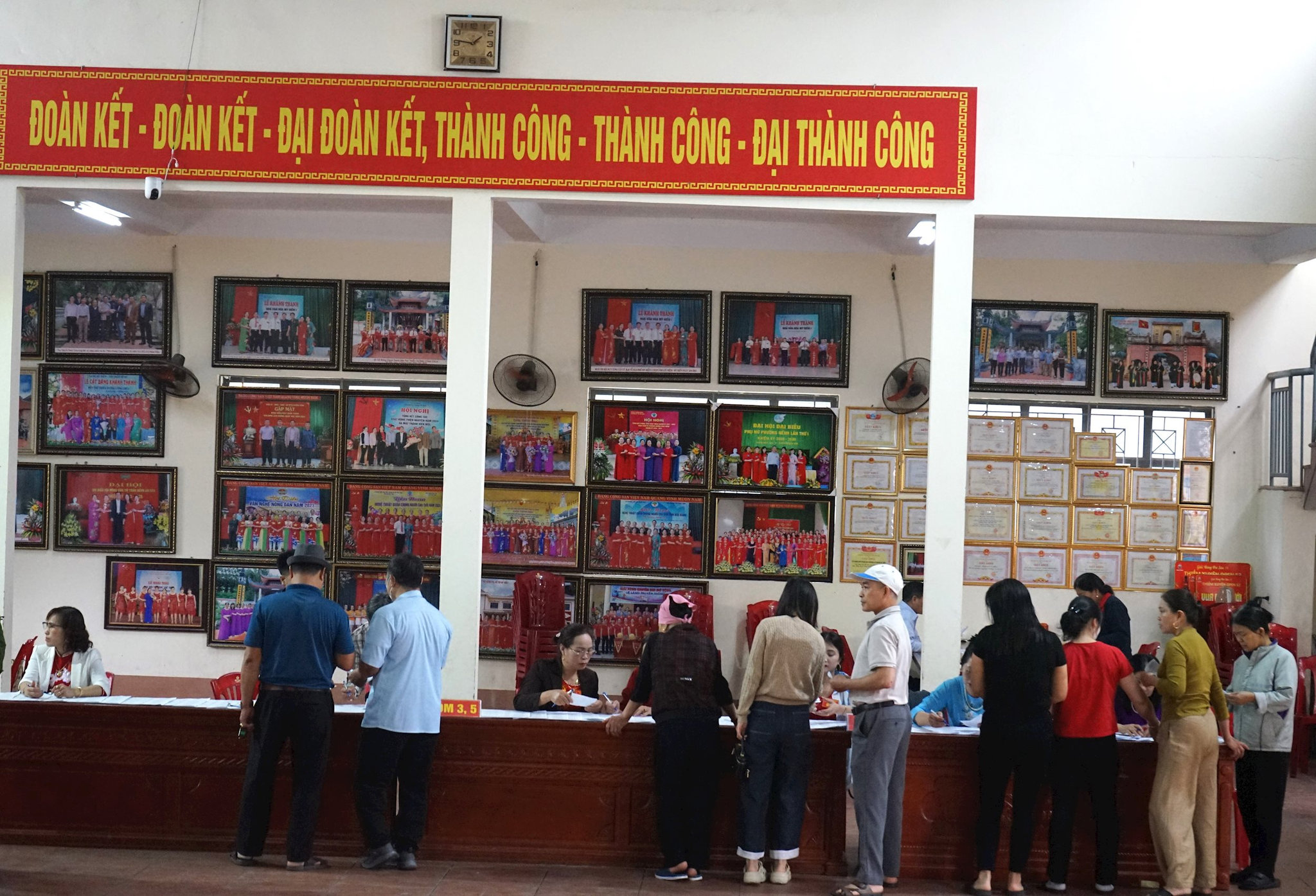 nguoi-dan-no-nuc-di-bau-cu-o-my-dien-1.jpg