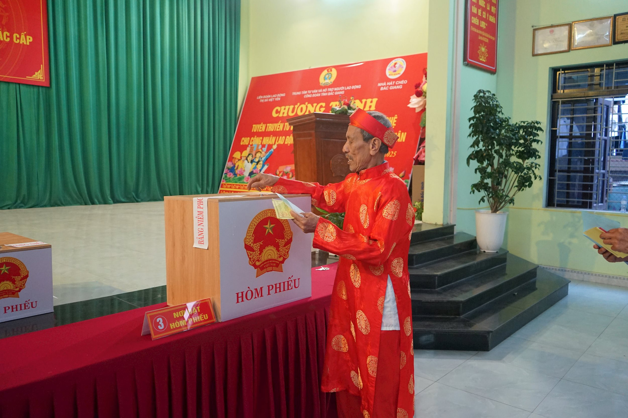 ong-huan-cu-tri-dau-tien-di-bo-phieu-tai-tdp-tam-tang(1).jpg