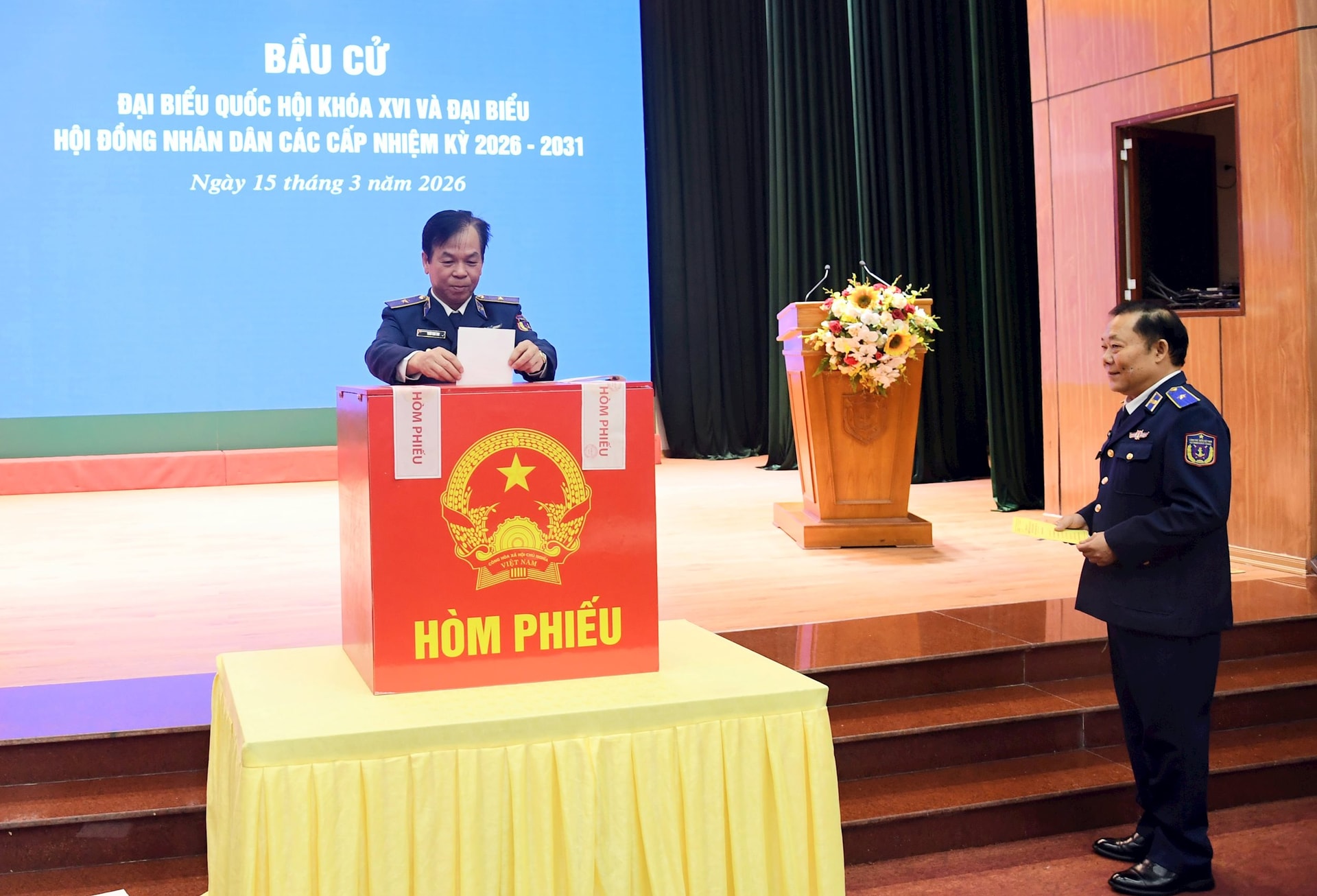 thu-truong-btl-vung-canh-sat-bien-1-bo-nhung-la-phieu-dau-tien.jpg