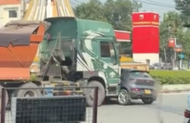 CSGT TP.HCM thông tin vụ ô tô con bị xe đầu kéo đẩy 15m