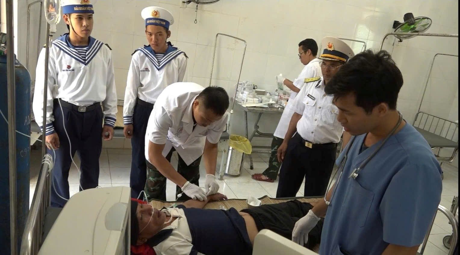 Cấp cứu kịp thời ngư dân bị giảm áp khi lặn sâu tại Trường Sa