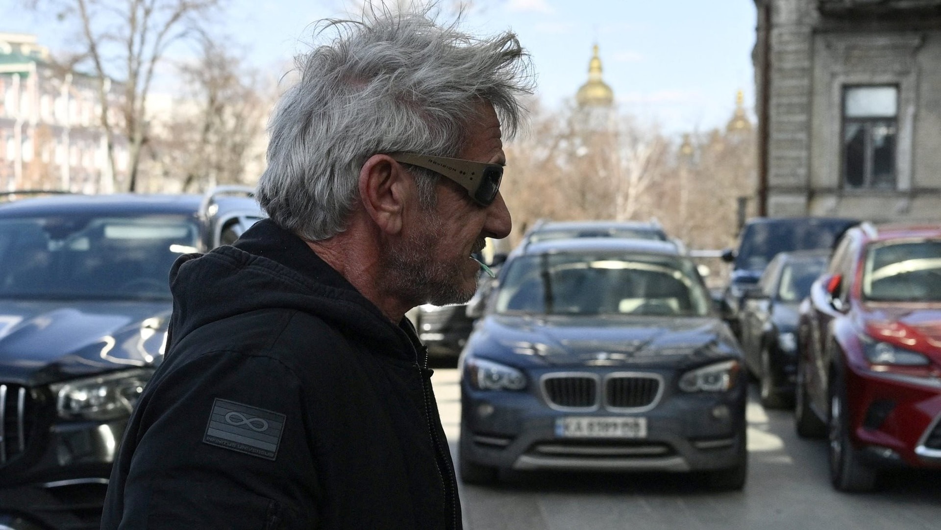 Giành Oscar thứ 3, Sean Penn vắng mặt tại lễ trao giải, xuất hiện ở Kyiv