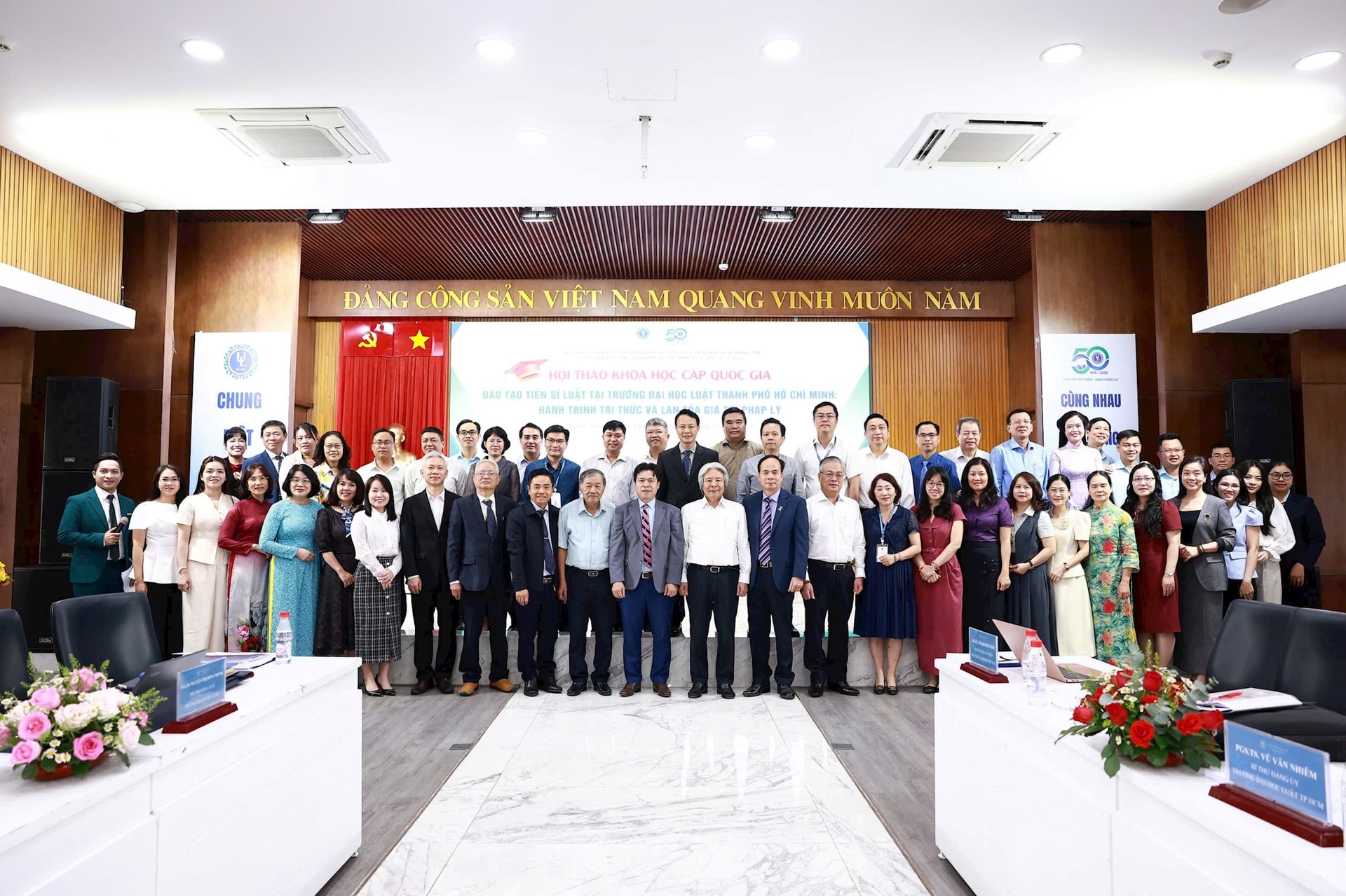cac-dai-bieu-chup-anh-luu-niem.jpg