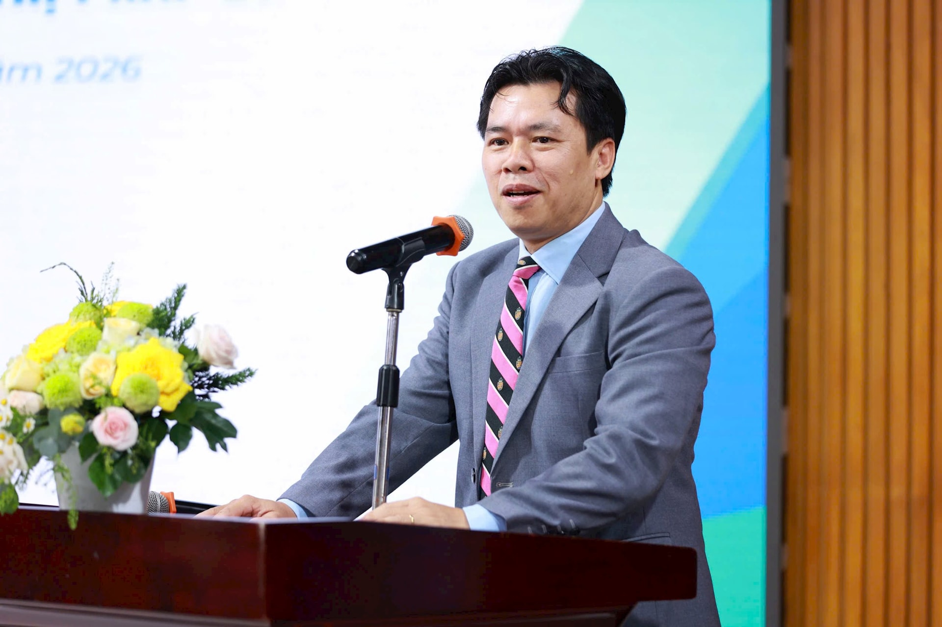 gs.ts.-do-van-dai-pho-hieu-truong-ulaw-phat-bieu-khai-mac.jpg