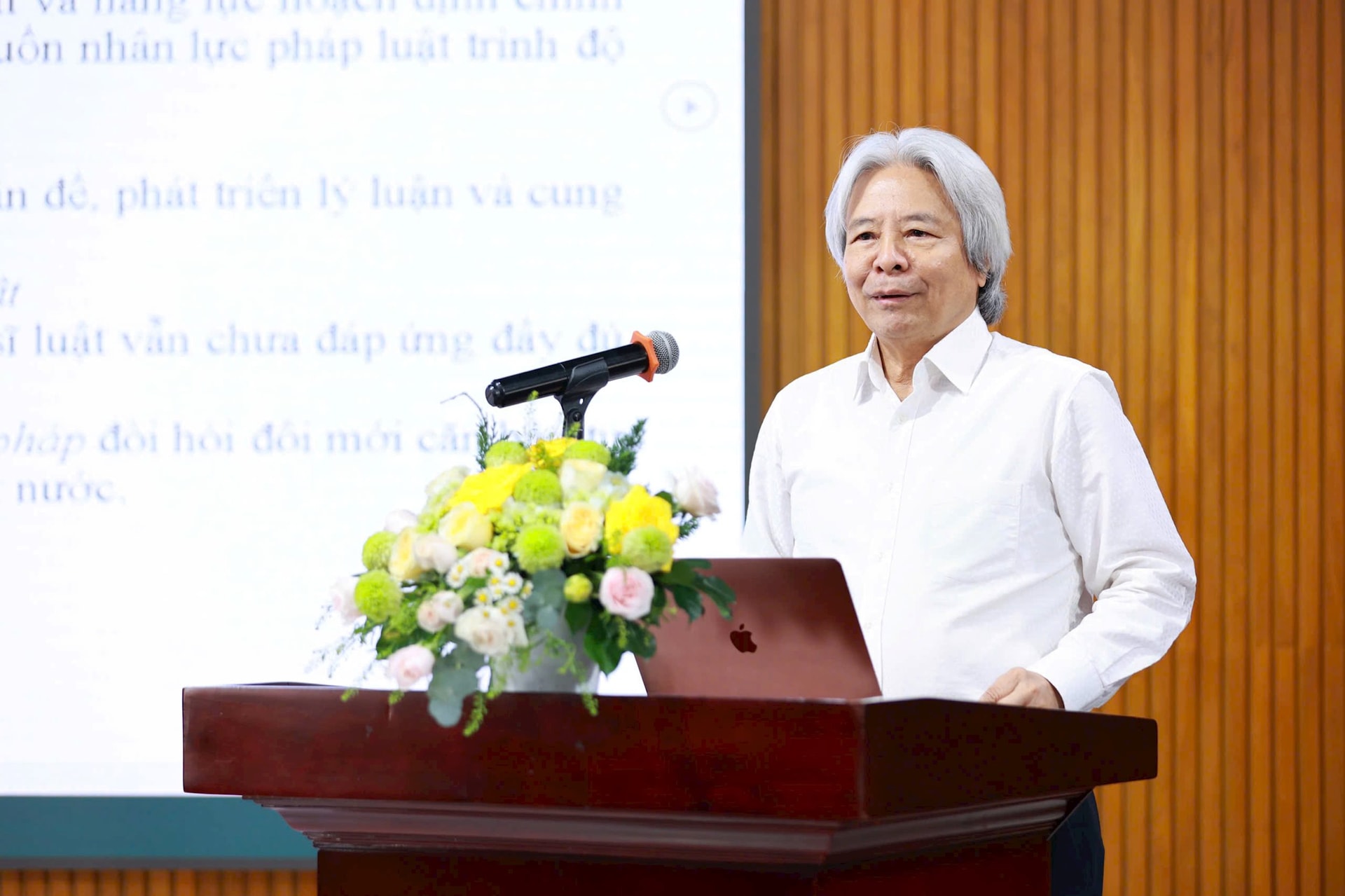 gs.ts.-vo-khanh-vinh-phat-bieu-tai-hoi-thao.jpg