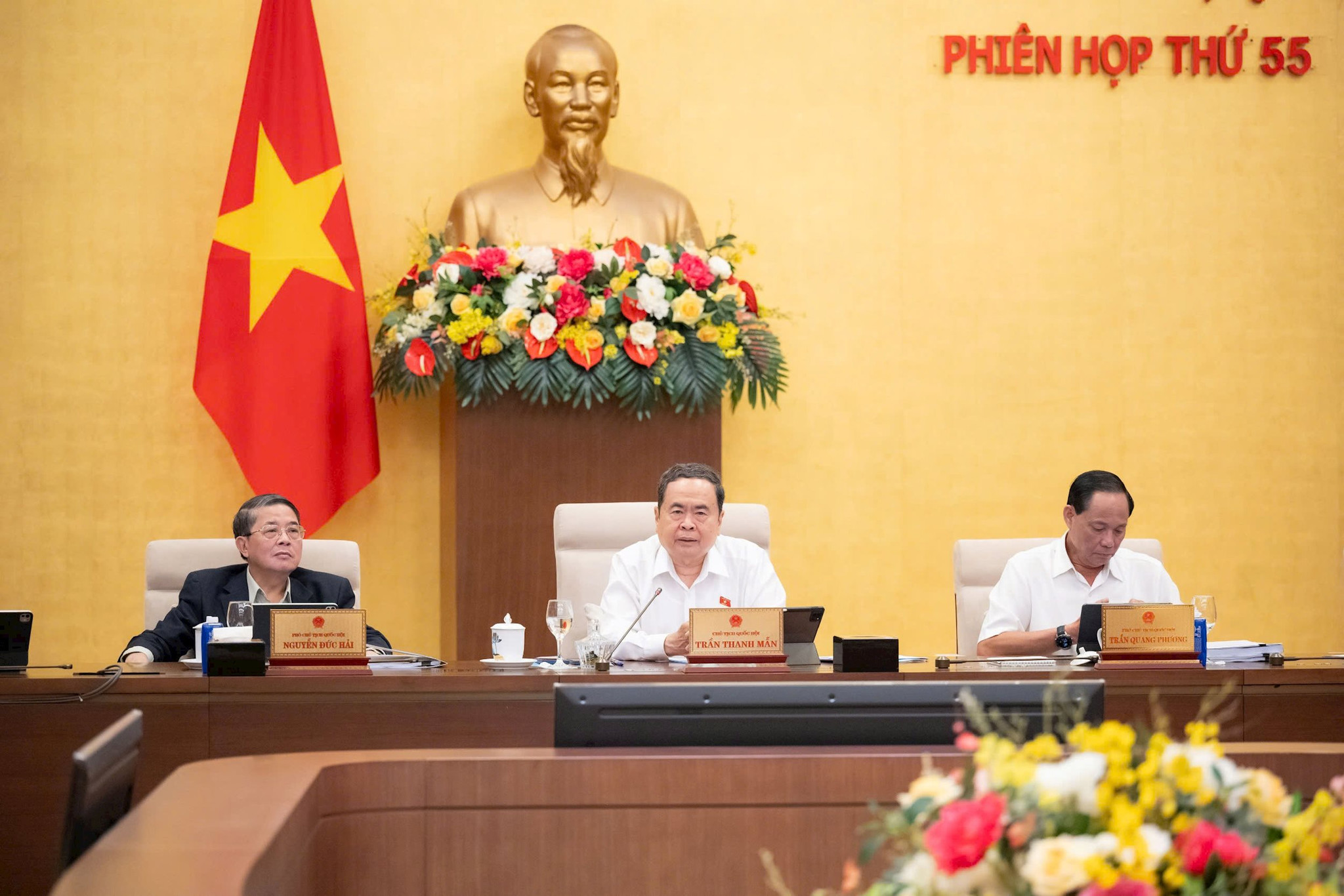 uy-ban.jpg