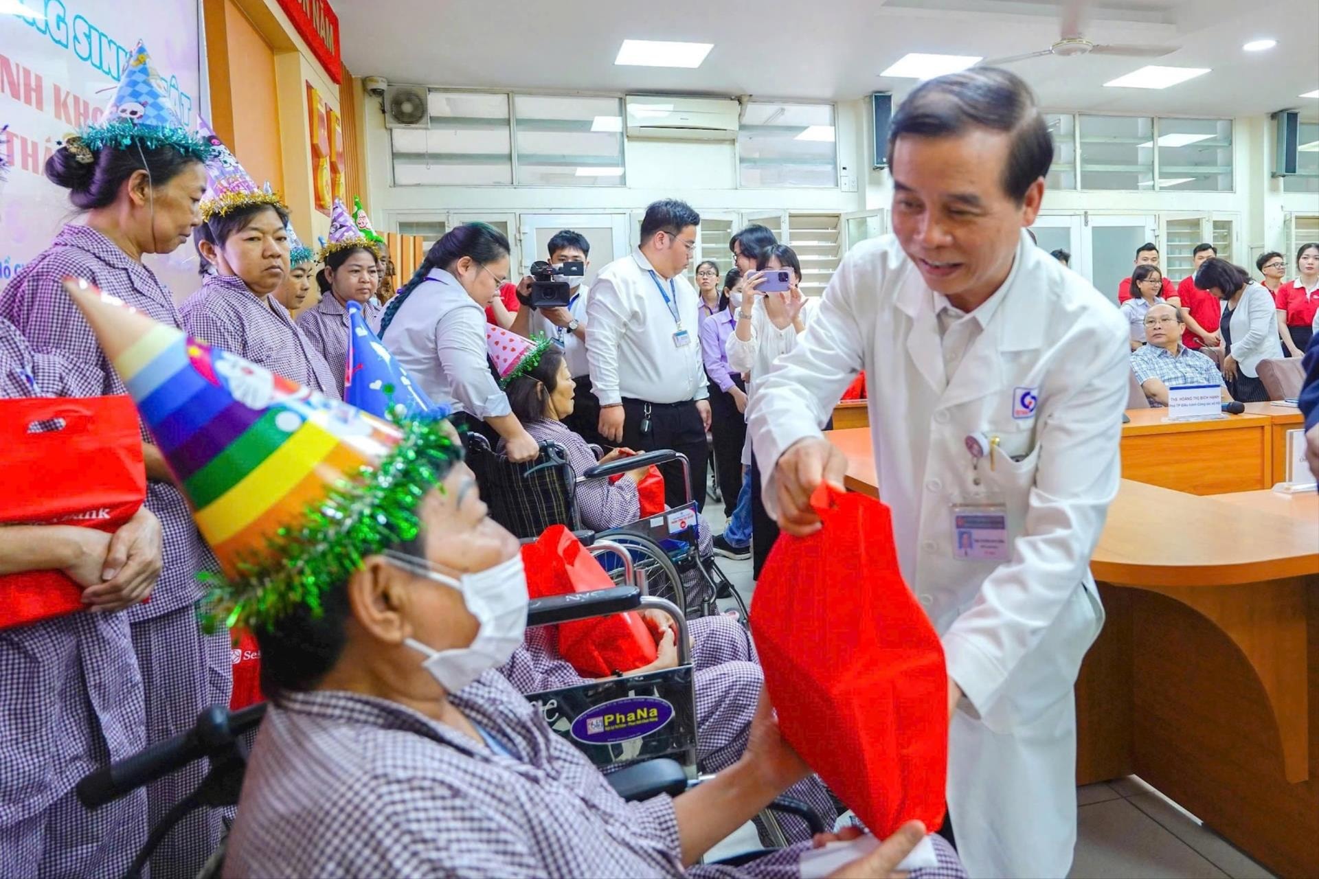 Đón sinh nhật tập thể trong bệnh viện