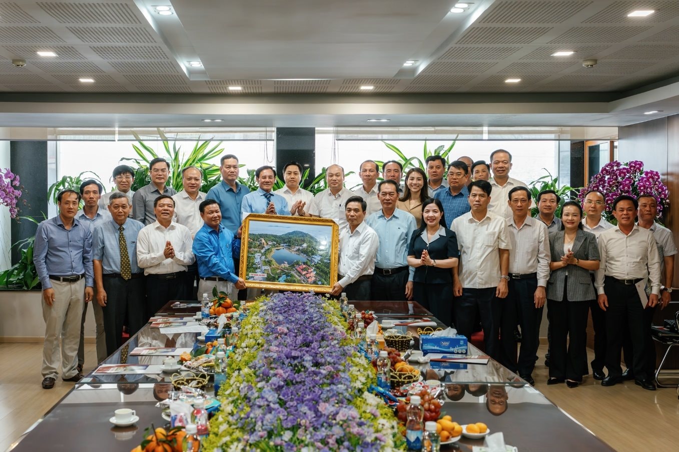 hinh1_lanh-dao-tap-doan-sao-mai-trao-tang-buc-tranh-luu-niem-cho-doan-cong-tac-tinh-th.jpg