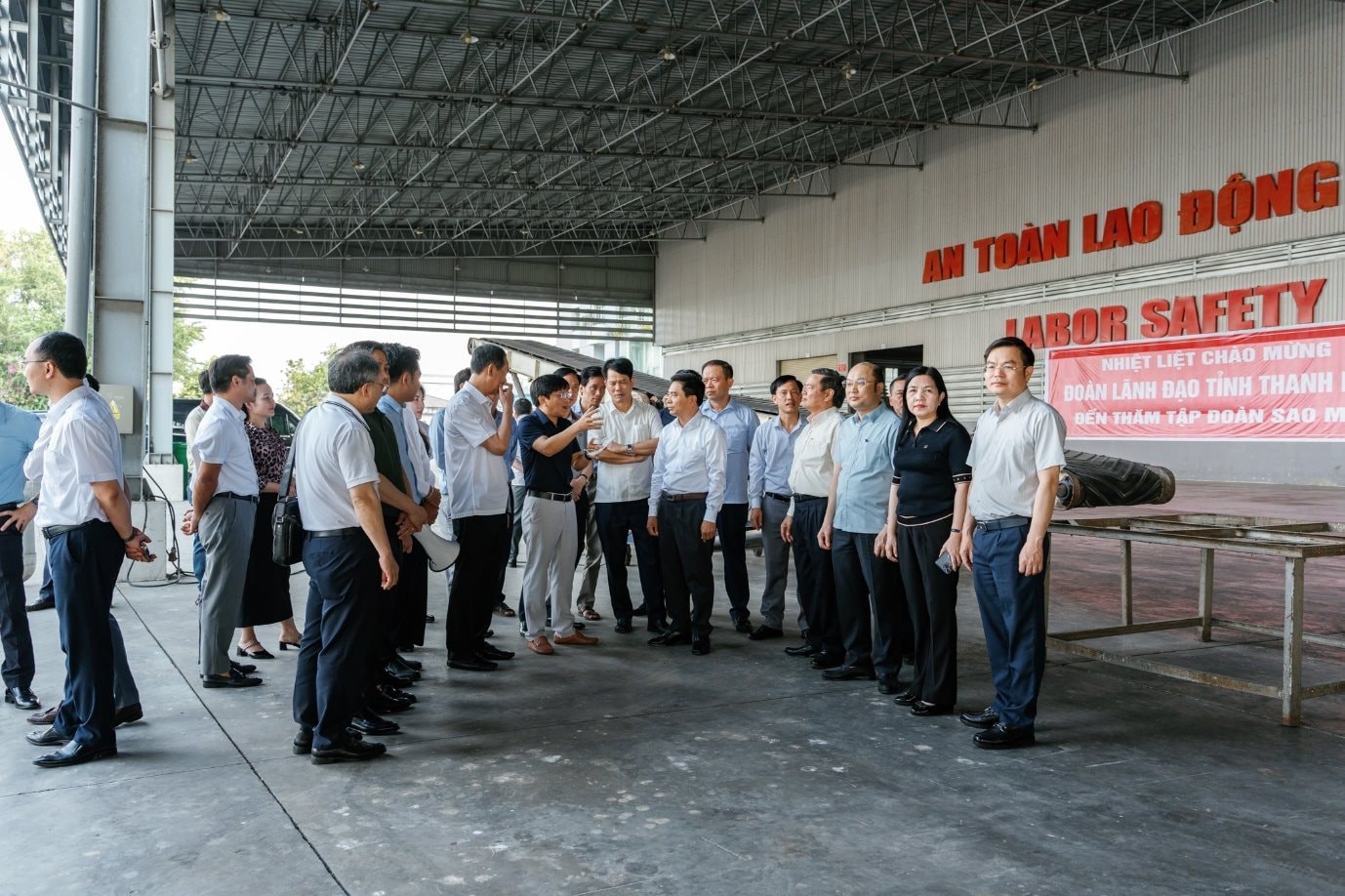hinh4_lanh-dao-tap-doan-sao-mai-gioi-thieu-quy-trinh-van-hanh-va-he-thong-trang-thiet-.jpg