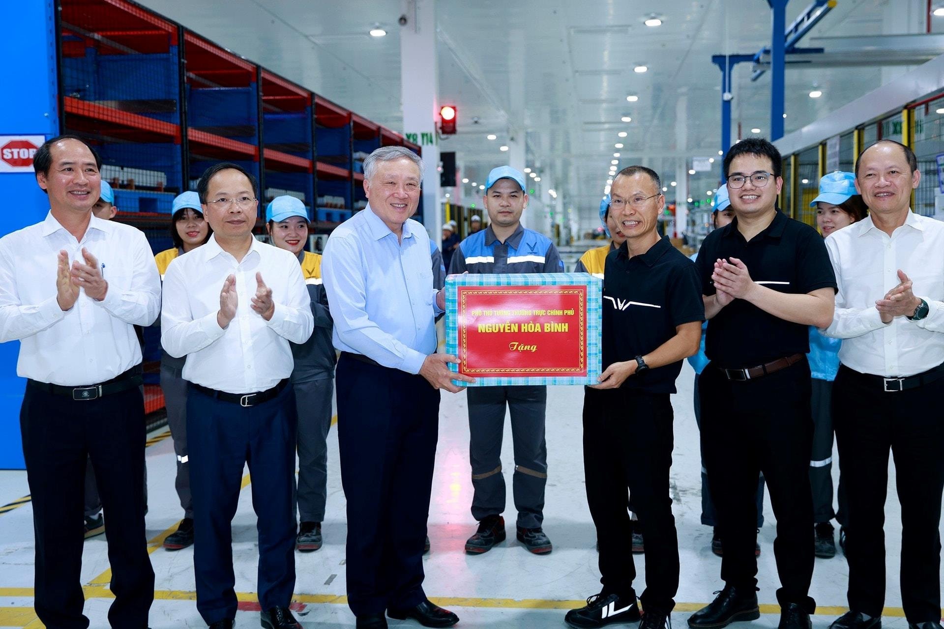 Phó Thủ tướng Thường trực Nguyễn Hòa Bình thăm tổ hợp sản xuất pin và ô tô điện VinFast tại Hà Tĩnh