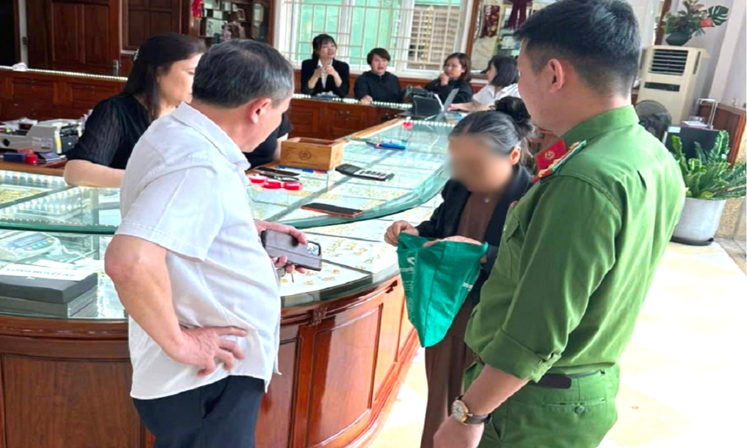 Cụ bà suýt mất 19 chỉ vàng vì cuộc gọi giả danh