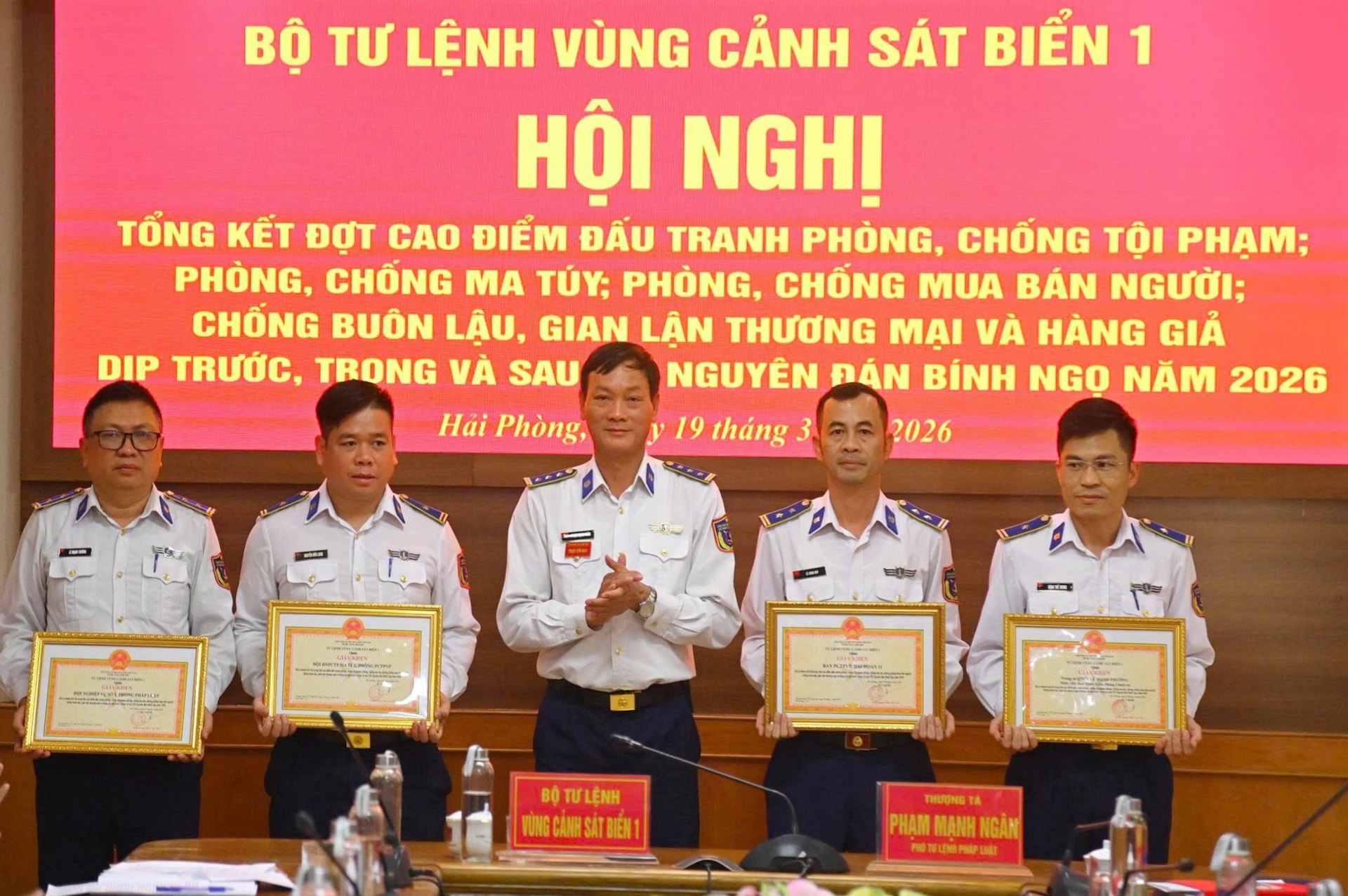 thuong-ta-pham-manh-ngan-trao-thuong-cho-cac-tap-the-ca-nhan-dat-thanh-tich-tot-trong-thuc-hien-dot-cao-diem.jpg
