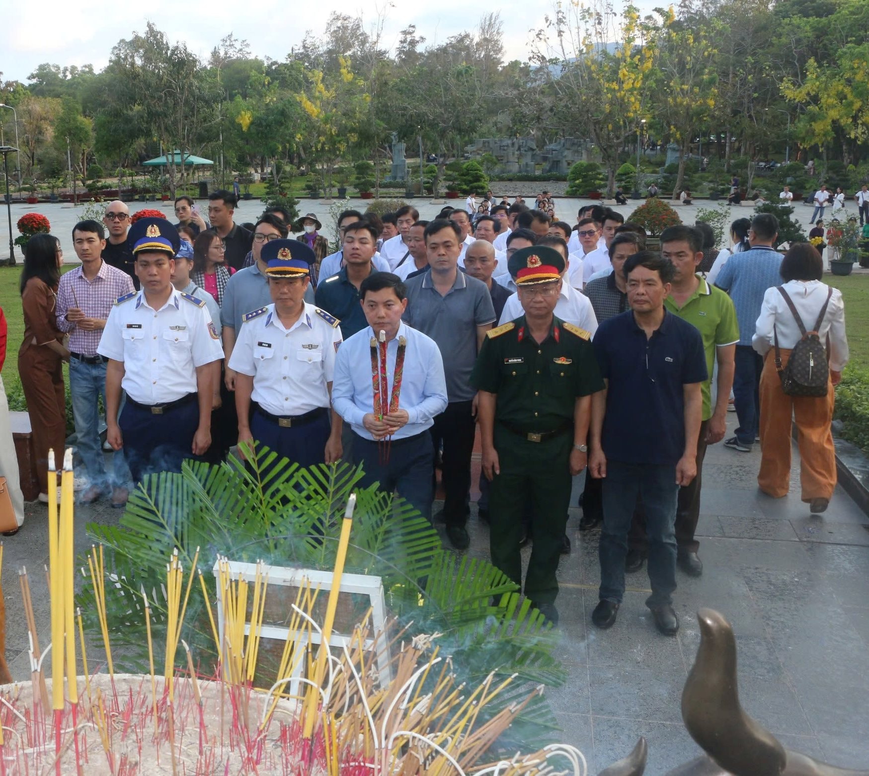 Dâng hương tại Nghĩa trang Hàng Dương: Hành trình tri ân và giáo dục truyền thống