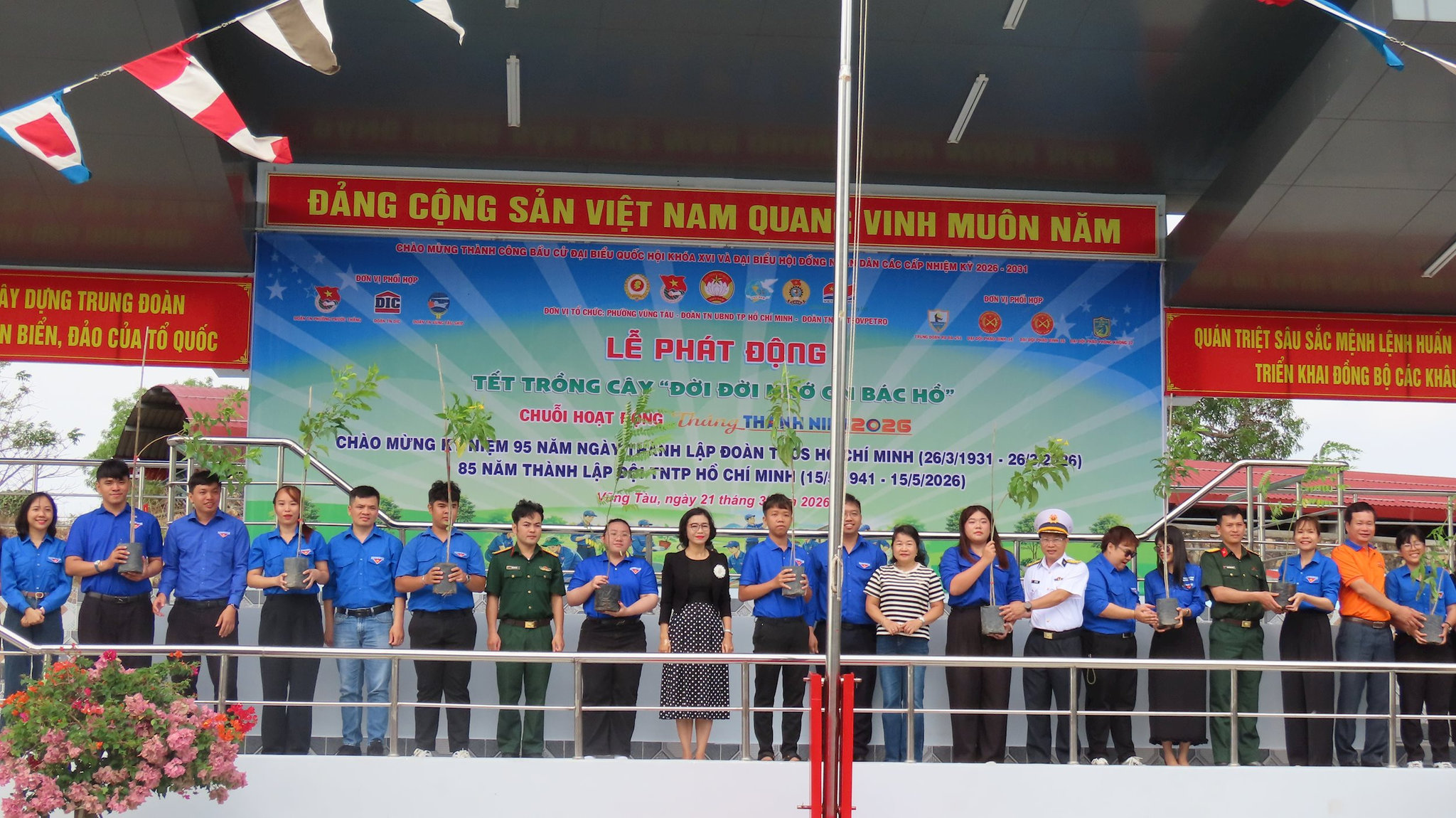 anh-1.-dai-dien-cac-don-vi-trao-tang-cay-xanh.jpg