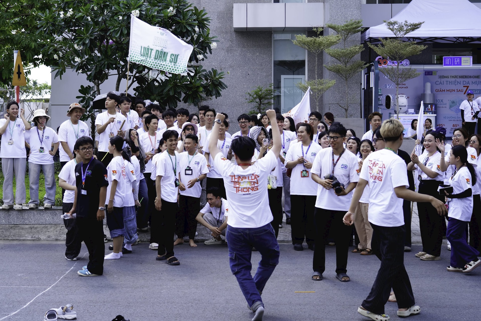 4.-sinh-vien-luat-tham-gia-tro-choi-1-.jpg