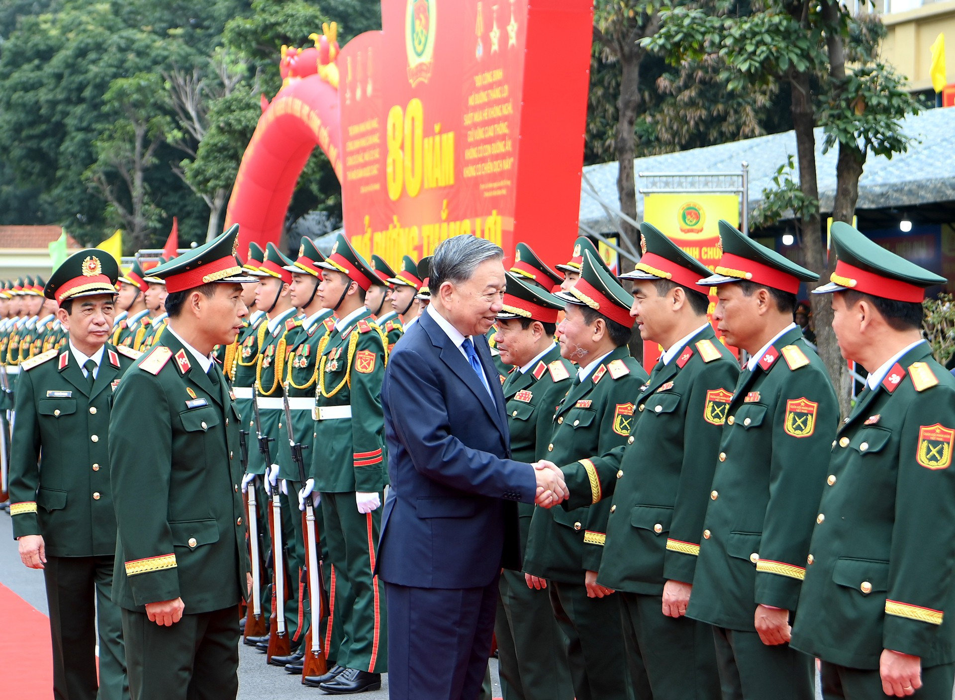 Tổng Bí thư Tô Lâm với lãnh đạo Bộ Quốc phòng và Binh chủng Công binh. (Ảnh: ĐĂNG KHOA) a3-bnd-3658.jpg